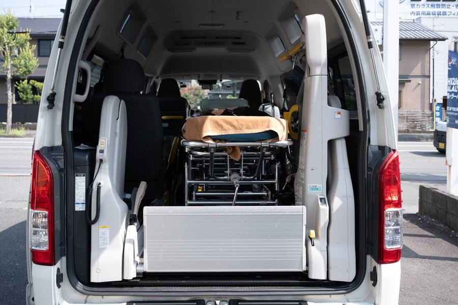 車の後ろを開けたところ。ストレッチャーと、たたんだ状態のリフトが見えます