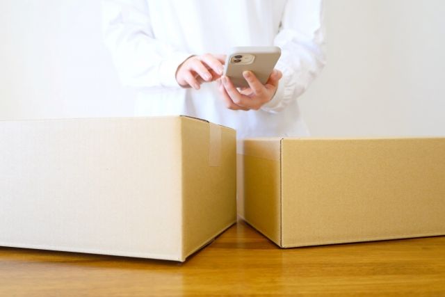 段ボールに荷物をまとめている様子