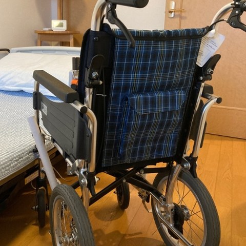 介護ベッドのそばに置かれた車いす