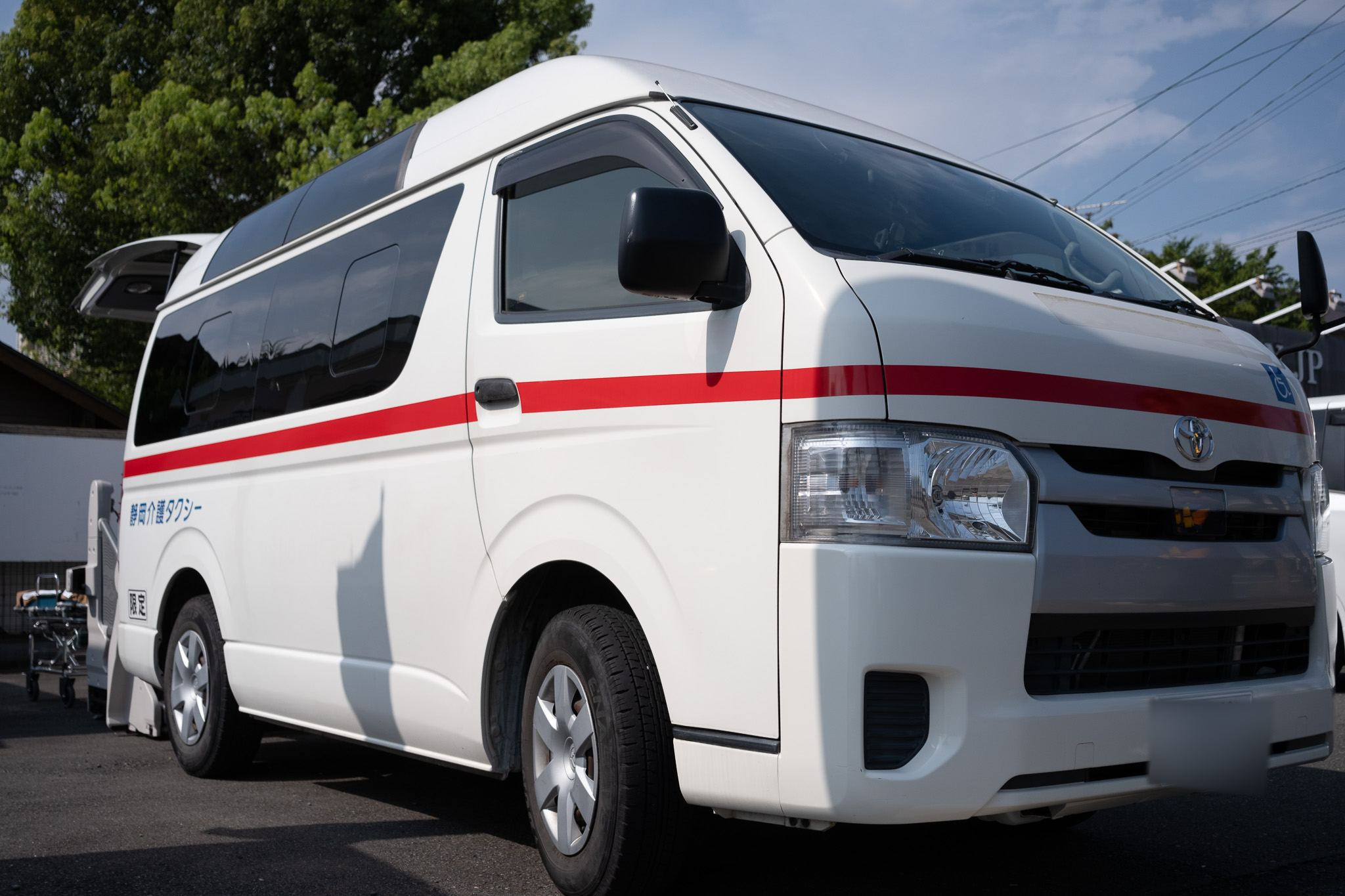 ミモザ営業所の福祉車両。後ろのハッチを開け、ストレッチャーを出したところ
