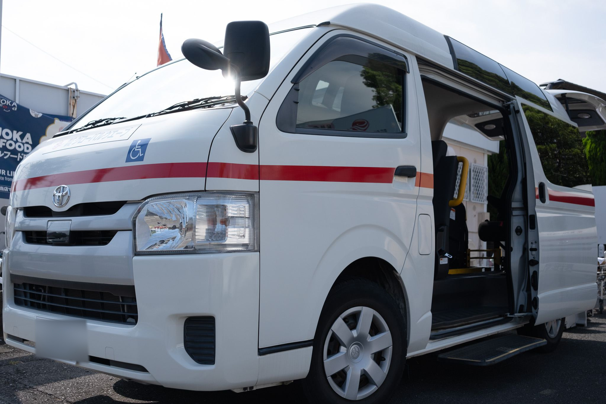 ミモザ営業所の福祉車両。スライドドアを開けたところ