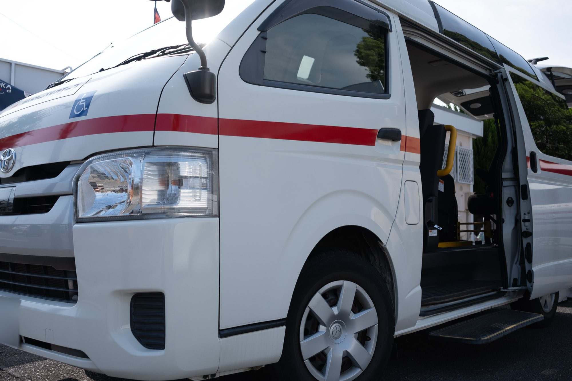 スライドドアを開けた電動リフト付きの介護タクシー