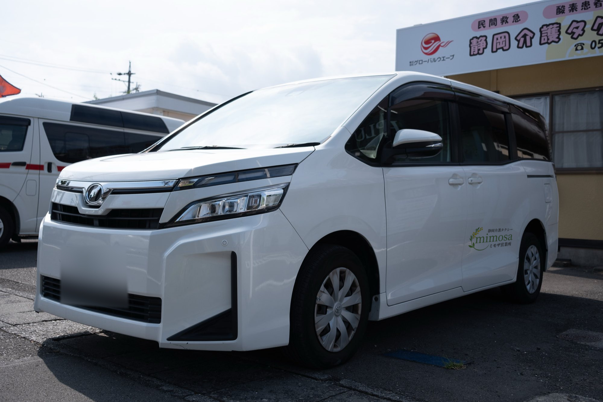 事業所の前に停めた車いす対応の福祉車両